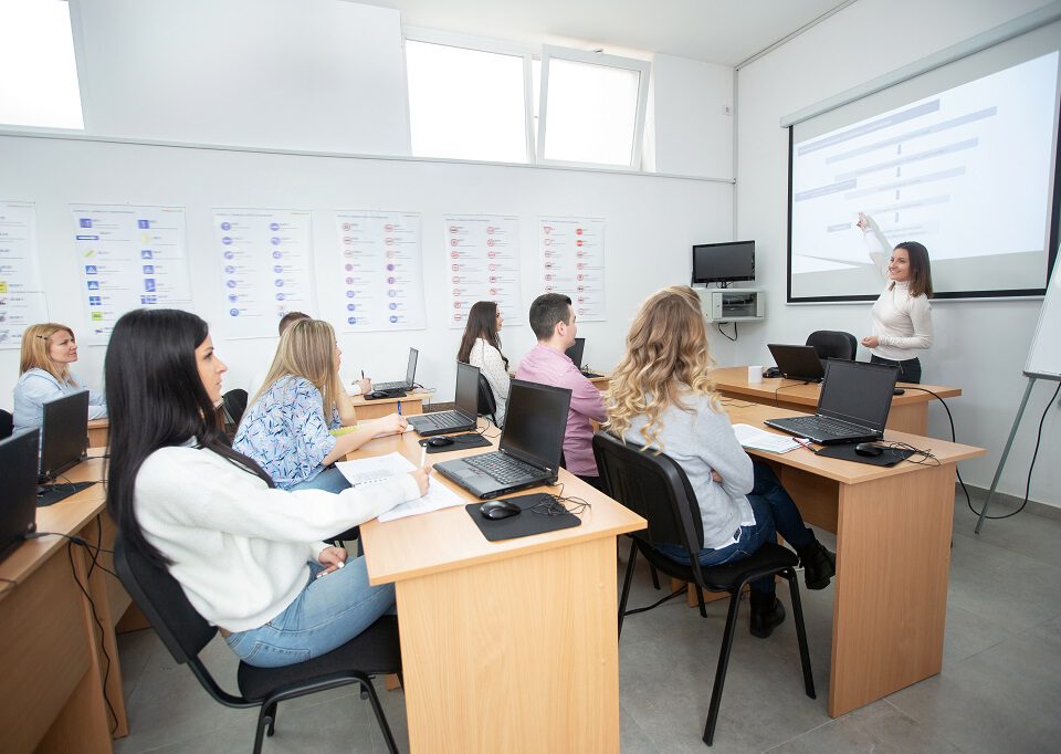 Gyors es sikeres KRESZ tanfolyam - talentum-autosiskola.hu